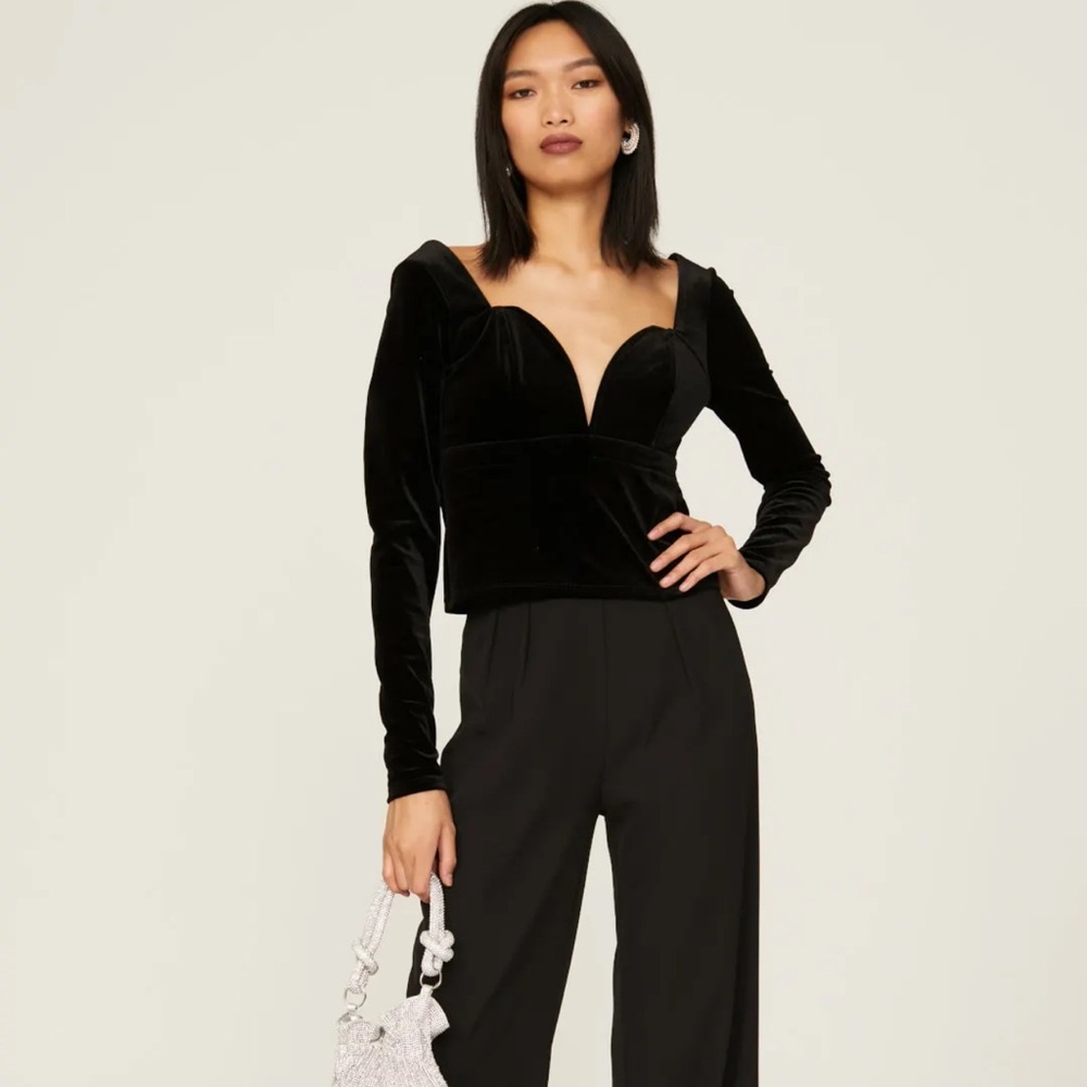Louna
Velvet Sweetheart Top - Picture 1 of 7